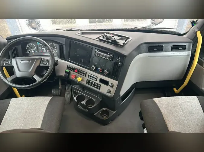 2022 Freightliner Cascadia 126