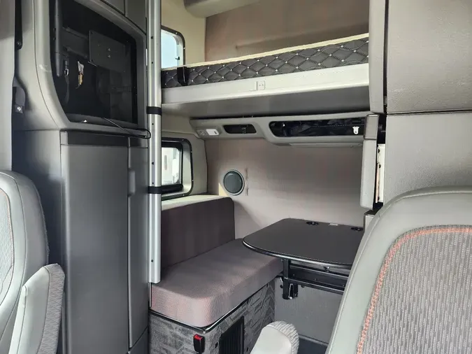 2021 VOLVO VNL64T860