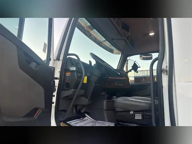 2019 VOLVO VNR400