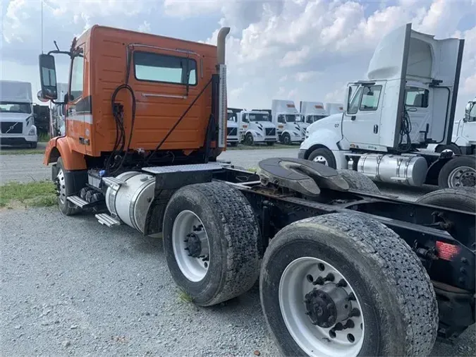 2015 VOLVO VNM64T200