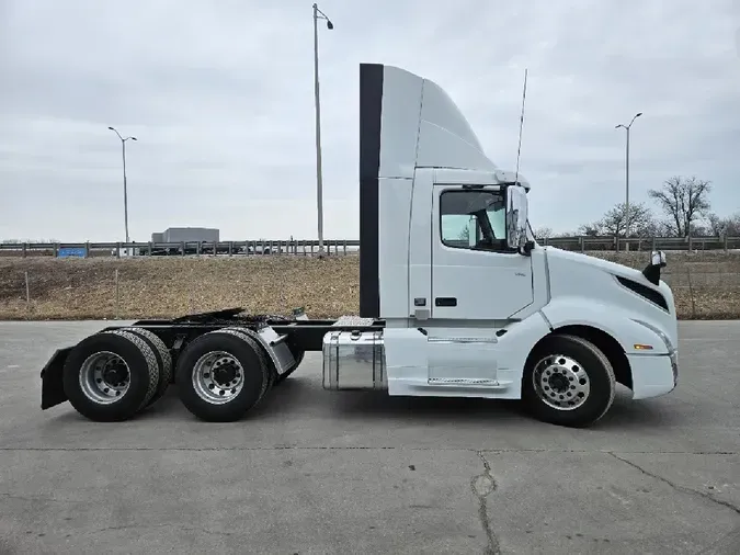 2021 VOLVO VNL300