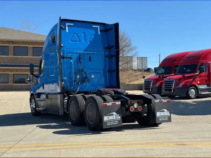 2022 FREIGHTLINER Cascadia 126