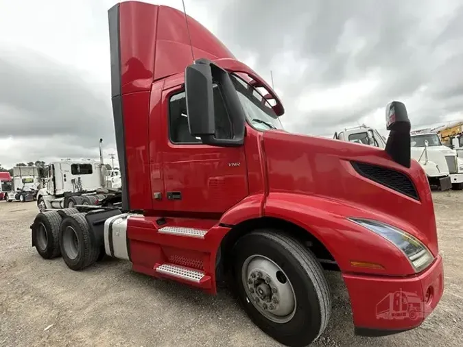 2021 VOLVO VNR64T300