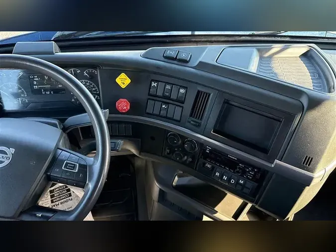 2020 VOLVO VNR300