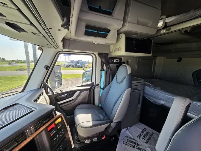 2025 VOLVO VNL64TV04