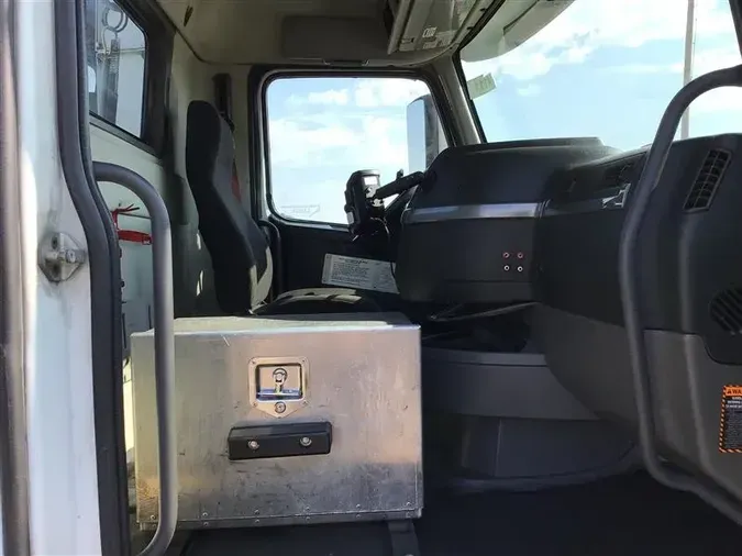 2020 VOLVO VNR300