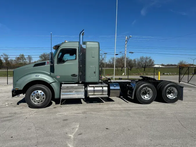 2025 Kenworth T880