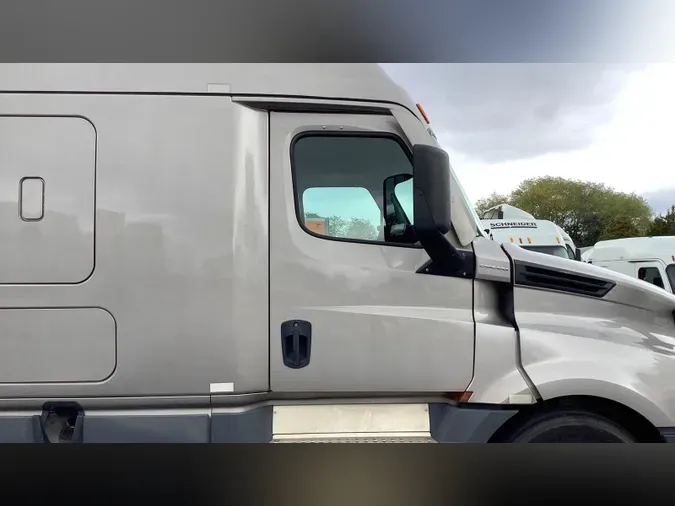 2022 Freightliner Cascadia 126