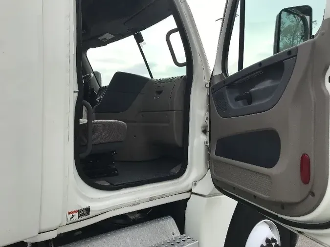 2018 Freightliner X12564ST