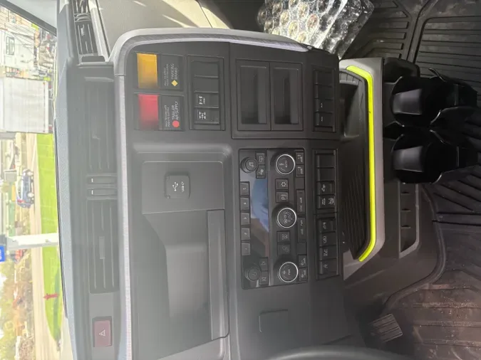 2025 VOLVO TRUCK VNL64TV04