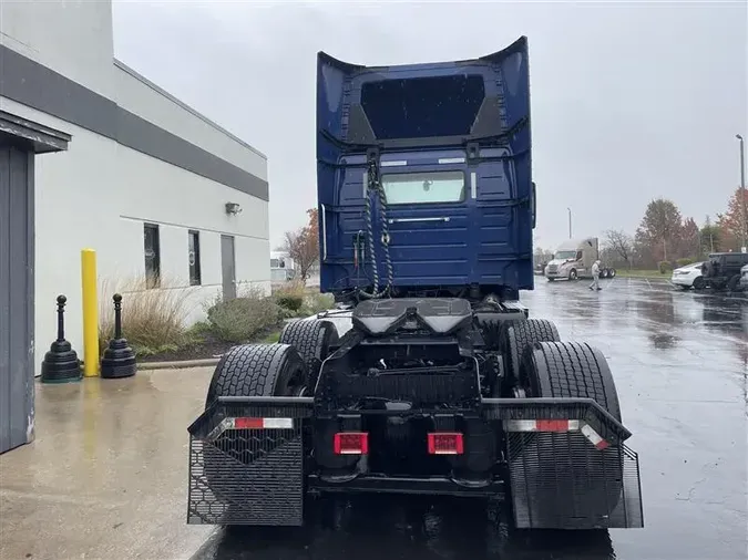 2019 VOLVO VNR64T300