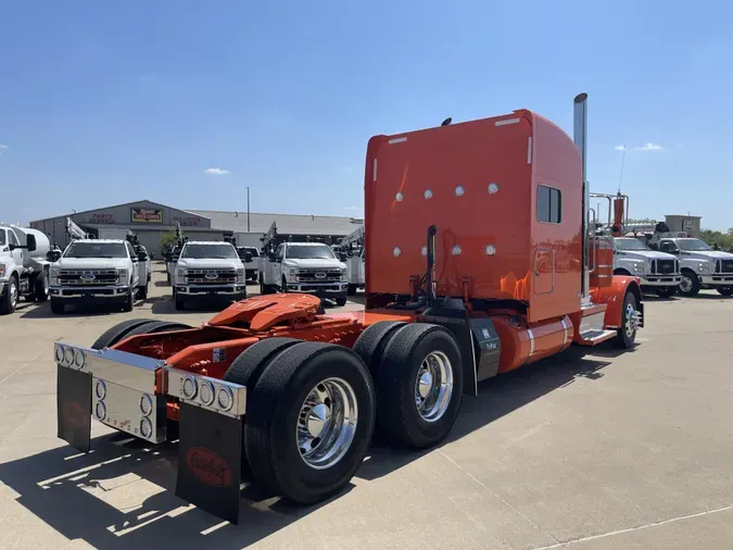 2023 Peterbilt 389