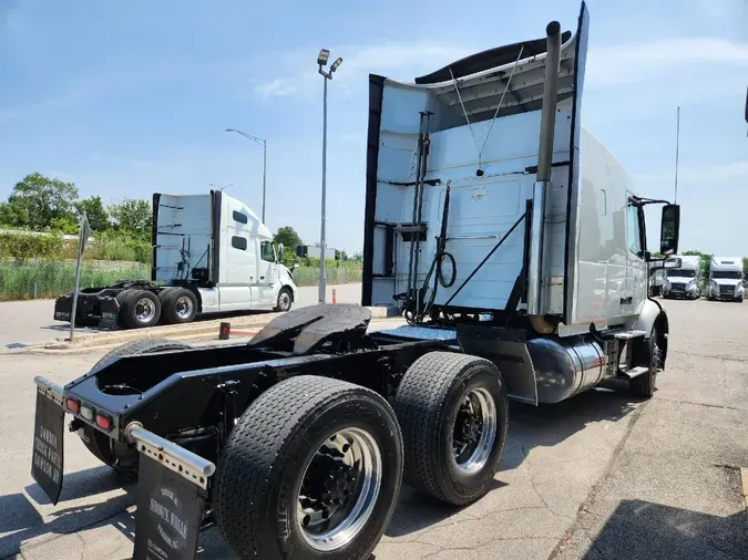 2019 VOLVO VNR64T640