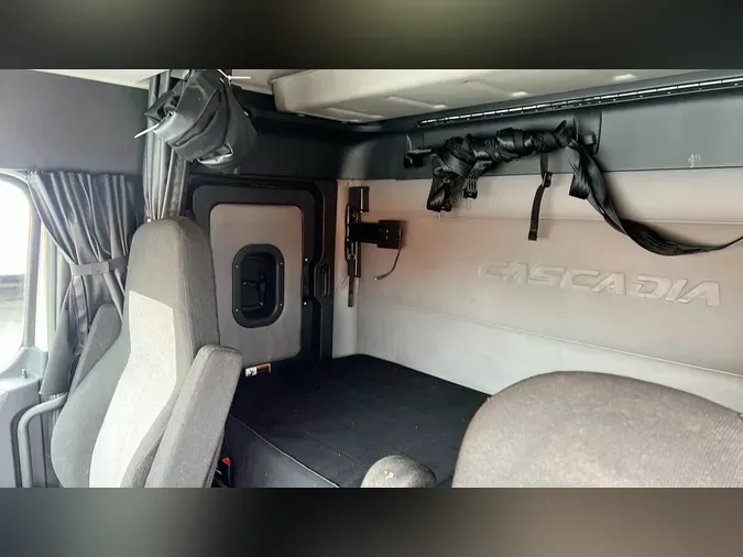 2020 Freightliner Cascadia 126