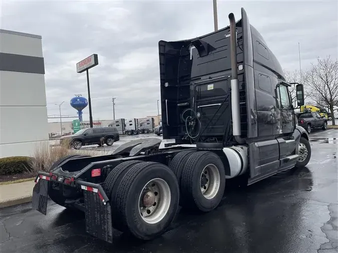 2021 VOLVO VNL64T760