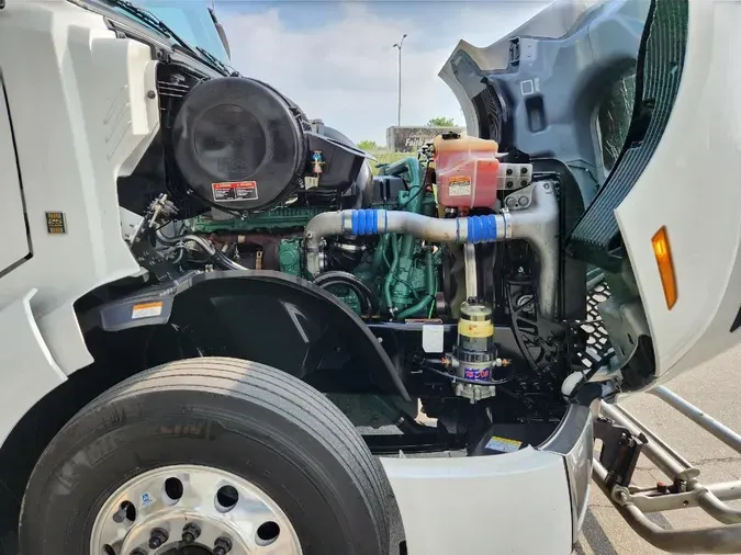 2022 VOLVO VNL64T740