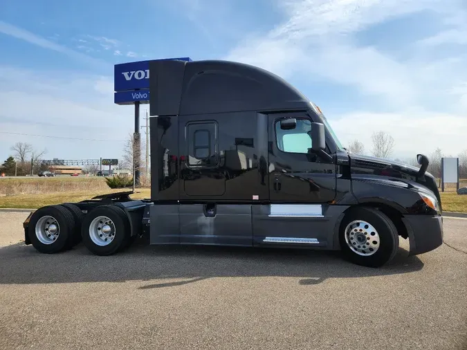 2022 FREIGHTLINER Cascadia 126