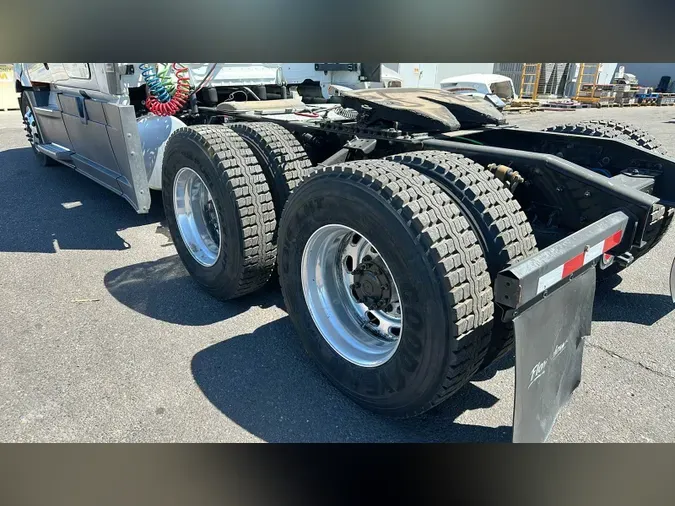 2019 Freightliner Cascadia 126