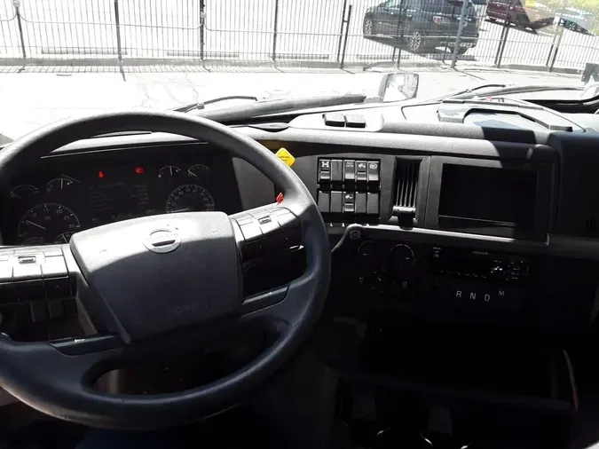 2019 VOLVO VNL64T-300