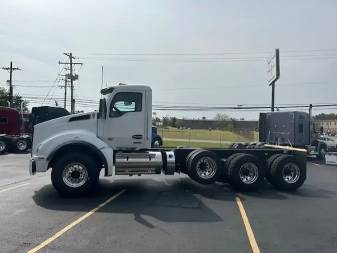 2025 Kenworth T880 Tri-axle