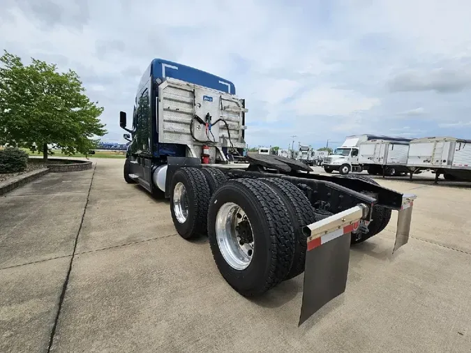 2021 FREIGHTLINER Cascadia 126