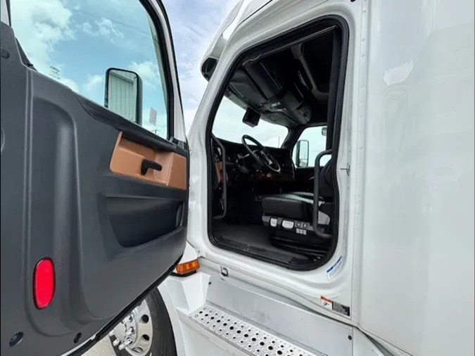 2024 Freightliner Cascadia 126