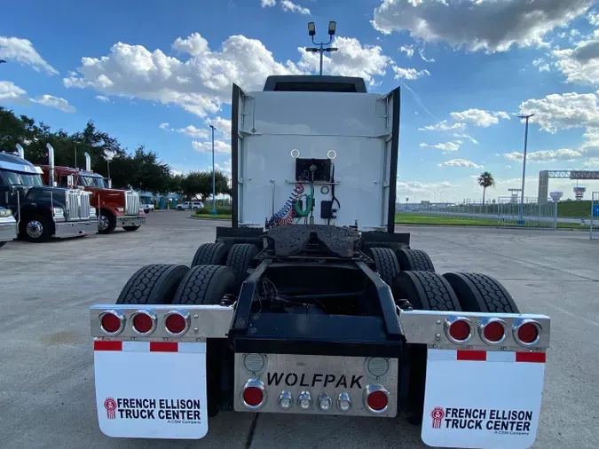 2023 Kenworth W990