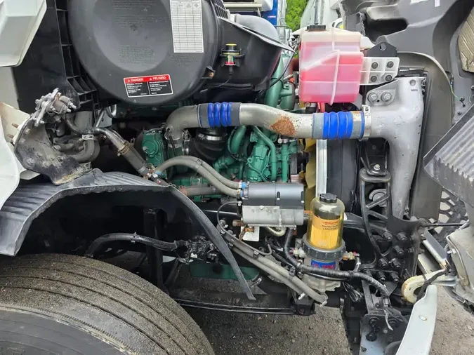 2019 VOLVO VNR64T-640