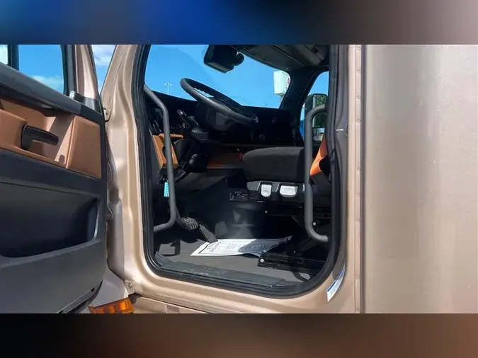 2021 FREIGHTLINER CA126