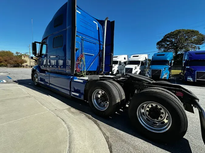 2021 Volvo VNL64T860