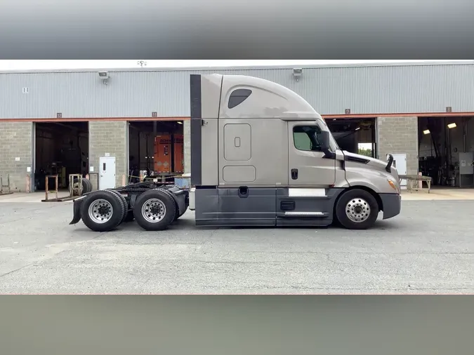 2021 Freightliner Cascadia 126