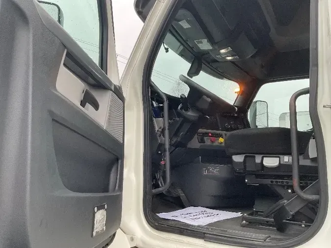 2018 Freightliner T12664ST