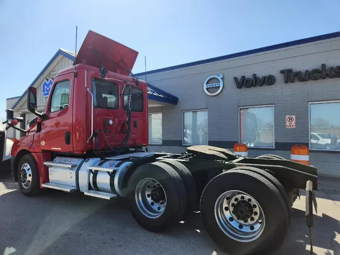 2020 FREIGHTLINER Cascadia 126