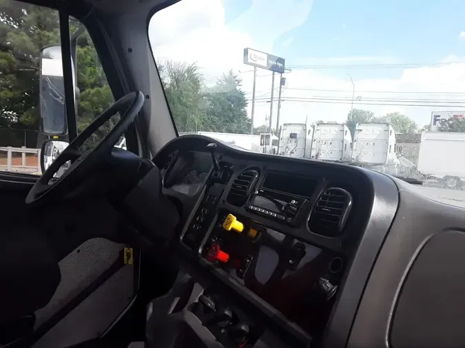 2016 FREIGHTLINER M2 106
