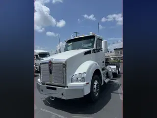 2025 Kenworth T880