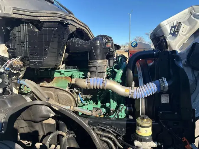 2025 VOLVO VNL64T860