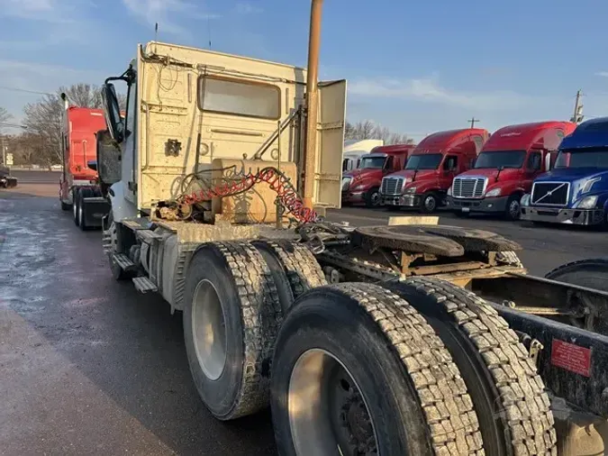 2018 VOLVO VNR64T300