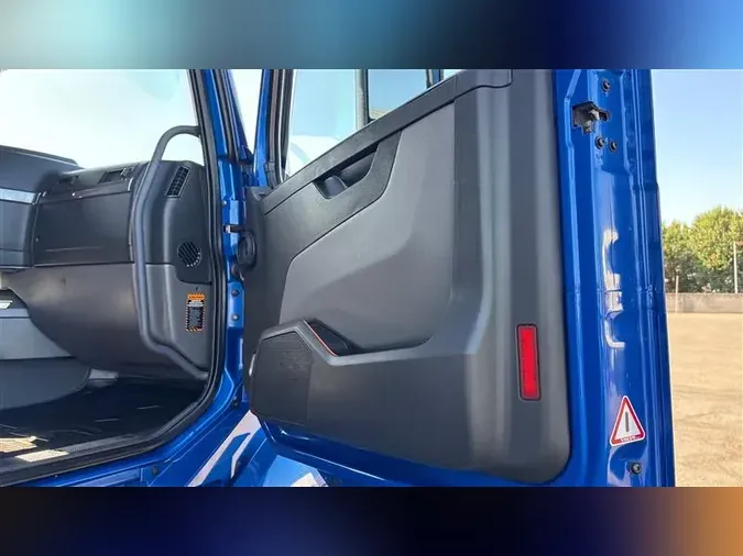2021 VOLVO VNL760