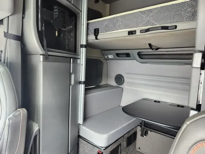 2023 VOLVO VNL64T860