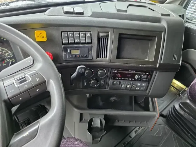 2020 VOLVO VNR64T-640