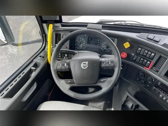 2021 VOLVO VNL740