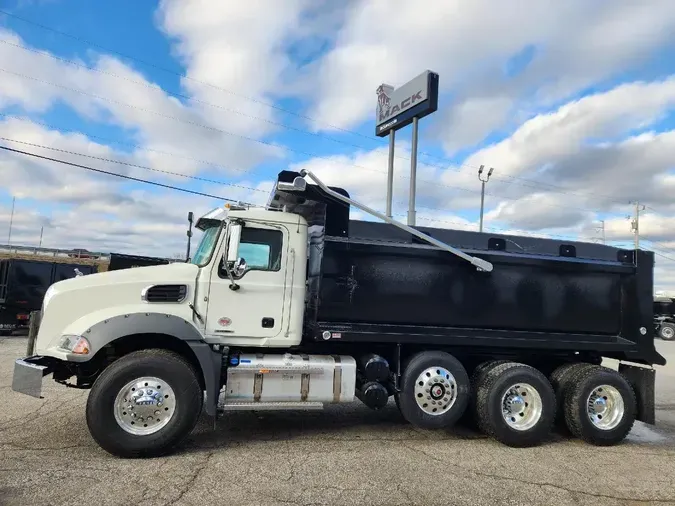  MACK GR64B
