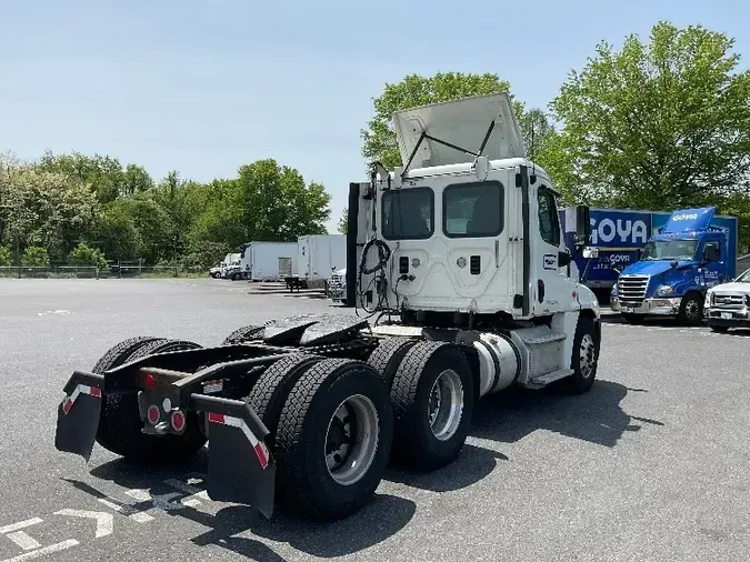 2016 Freightliner X12564ST