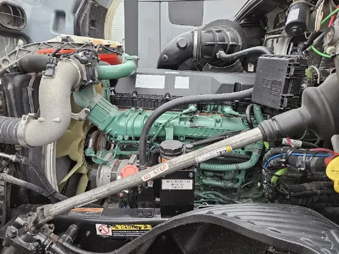 2020 VOLVO VNL64T300