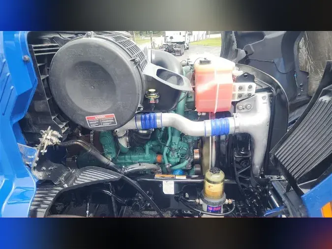 2021 VOLVO VNL64T300