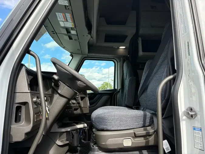 2026 VOLVO VNL64TV04