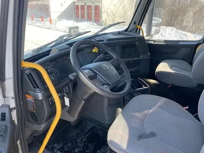 2023 Volvo VNR64T400