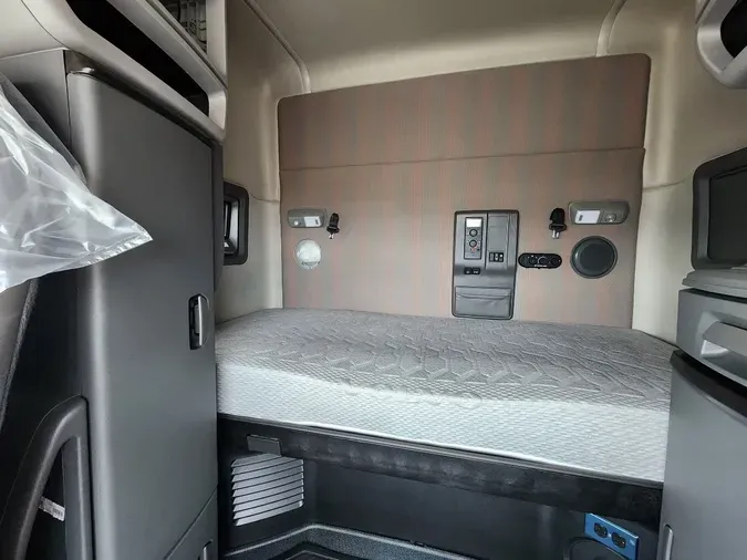 2023 VOLVO VNL64T740