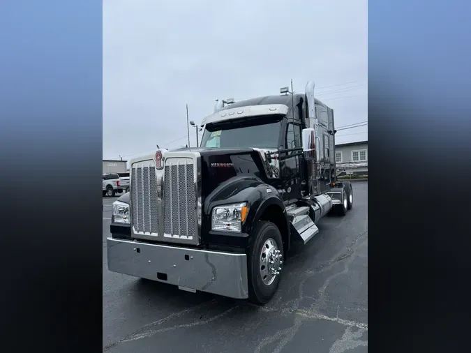 2025 Kenworth W990