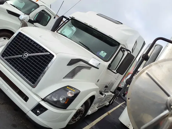 2017 VOLVO VNL64T 670